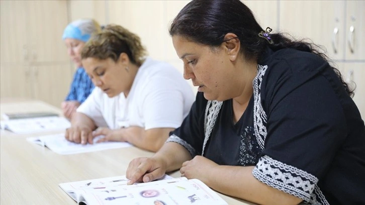 Edirne'de katıldıkları kursta okuma yazma öğrenen kadınların öz güvenleri arttı