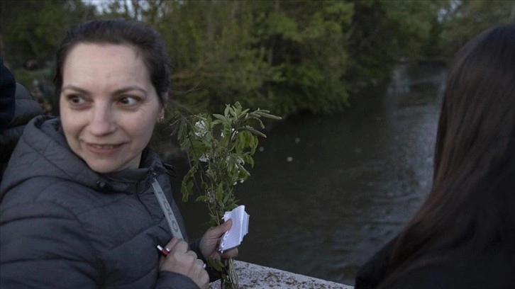 Edirne'de sabahın ilk ışıklarında dileklerin yazılı olduğu kağıtlar Tunca Nehri'ne bırakıl