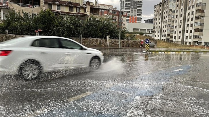 Edirne'de sağanak hayatı olumsuz etkiledi