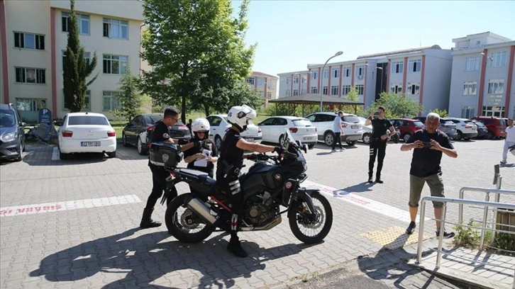 Edirne'de sınav giriş belgesini unutan öğrenciyi YKS'ye Yunus Timi polisleri yetiştirdi