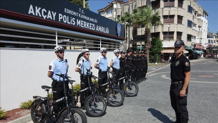 Edremit'te sahil güvenliği için elektrikli bisikletli polis timleri göreve başladı
