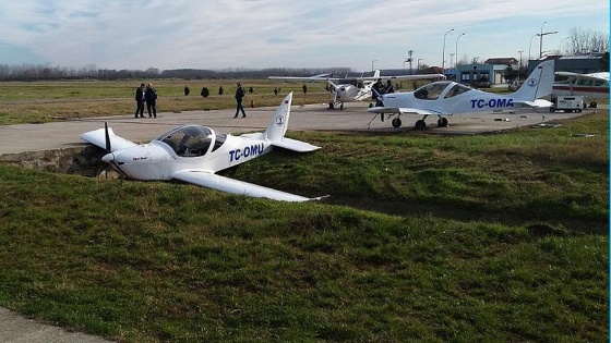 Eğitim uçağı pist başı yapmak isterken kanala girdi