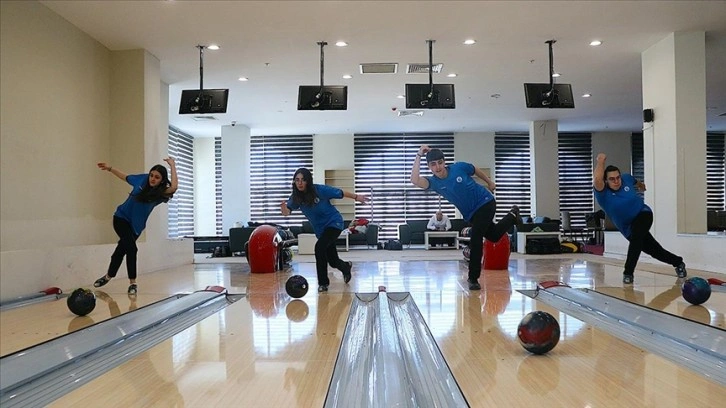 Eğlenmeye gittikleri salonda bowling sporcusu oldular