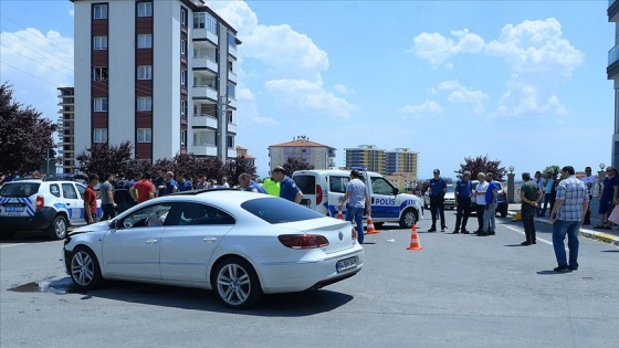 Ehliyetsiz ve alkollü sürücü polis aracına çarptı: 2 yaralı