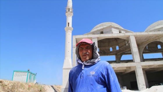 Ekmeğini üst üste dizip minareler yaptığı taştan çıkarıyor