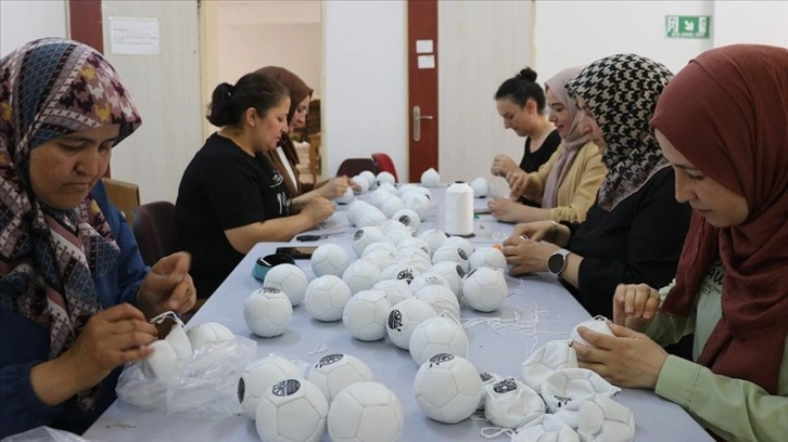 El dikimi top üretimi Burdurlu 300 kadının geçim kapısı oldu