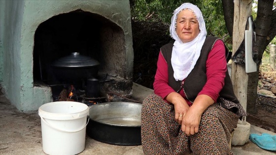 El emeğiyle kazanıp hacca gitmenin hayalini kuruyor