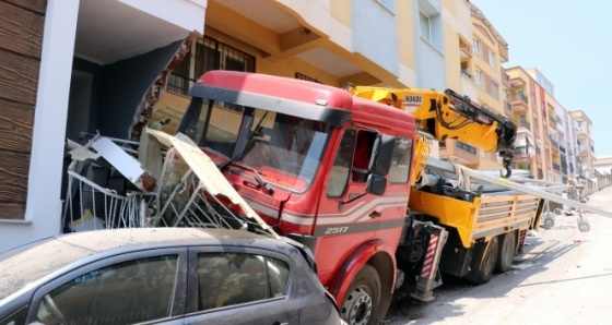 El freni çekilmeyen vinç 2 otomobili biçerek apartmana çarptı