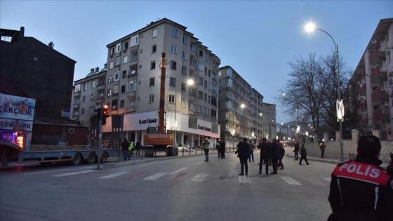 Elazığ'da depremde hasar gördüğü için boşaltılan bina kontrollü yıkılacak