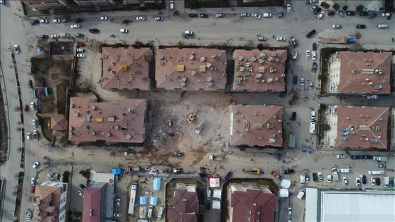 Elazığ'da enkaz kaldırma çalışmaları devam ediyor