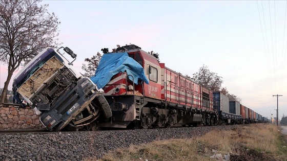 Elazığ'da hemzemin geçitte tıra yük treni çarptı: 5 yaralı