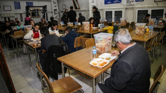 Elazığ'da Mehmetçik kapılarını depremzedelere açtı