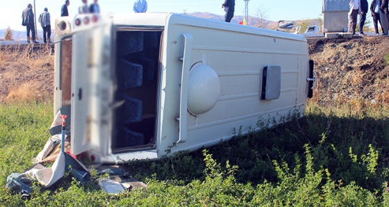 Elazığ'da öğrenci servisi ile otomobil çarpıştı: 4 yaralı