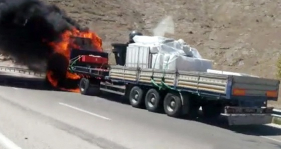 Elazığ’da TIR alev alev yandı