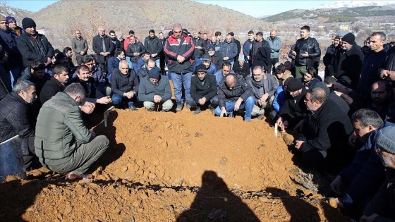 Elazığ'daki depremde hayatını kaybeden anne ve oğlu son yolculuğuna uğurlandı