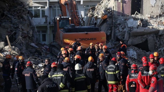 Elazığ'daki depremde Sürsürü Mahallesi'nde yıkılan binada arama kurtarma çalışmaları sürüy