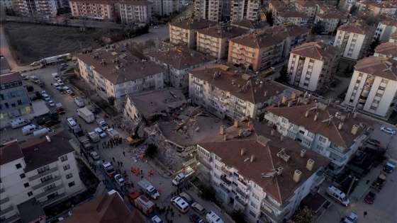 Elazığ'daki depremin ardından kurtarma çalışmaları sürüyor