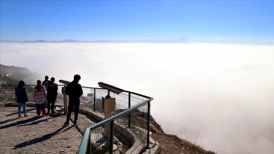 Elazığ'ın tarihi Harput mahallesinde sis manzarası ilgi görüyor