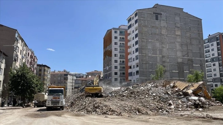 Elazığ’da 10 bin 694 ağır hasarlı yapı yıkılıyor