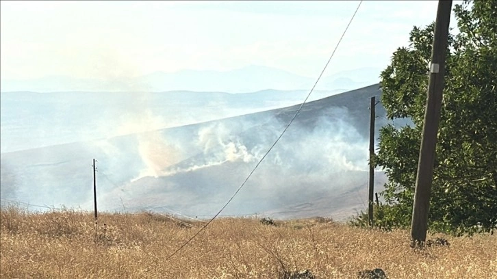 Elazığ'da otluk alanda çıkan yangına ekipler müdahale ediyor