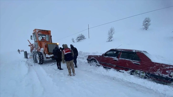 Elazığ'da yolda mahsur kalan araçlardaki 31 kişi kurtarıldı