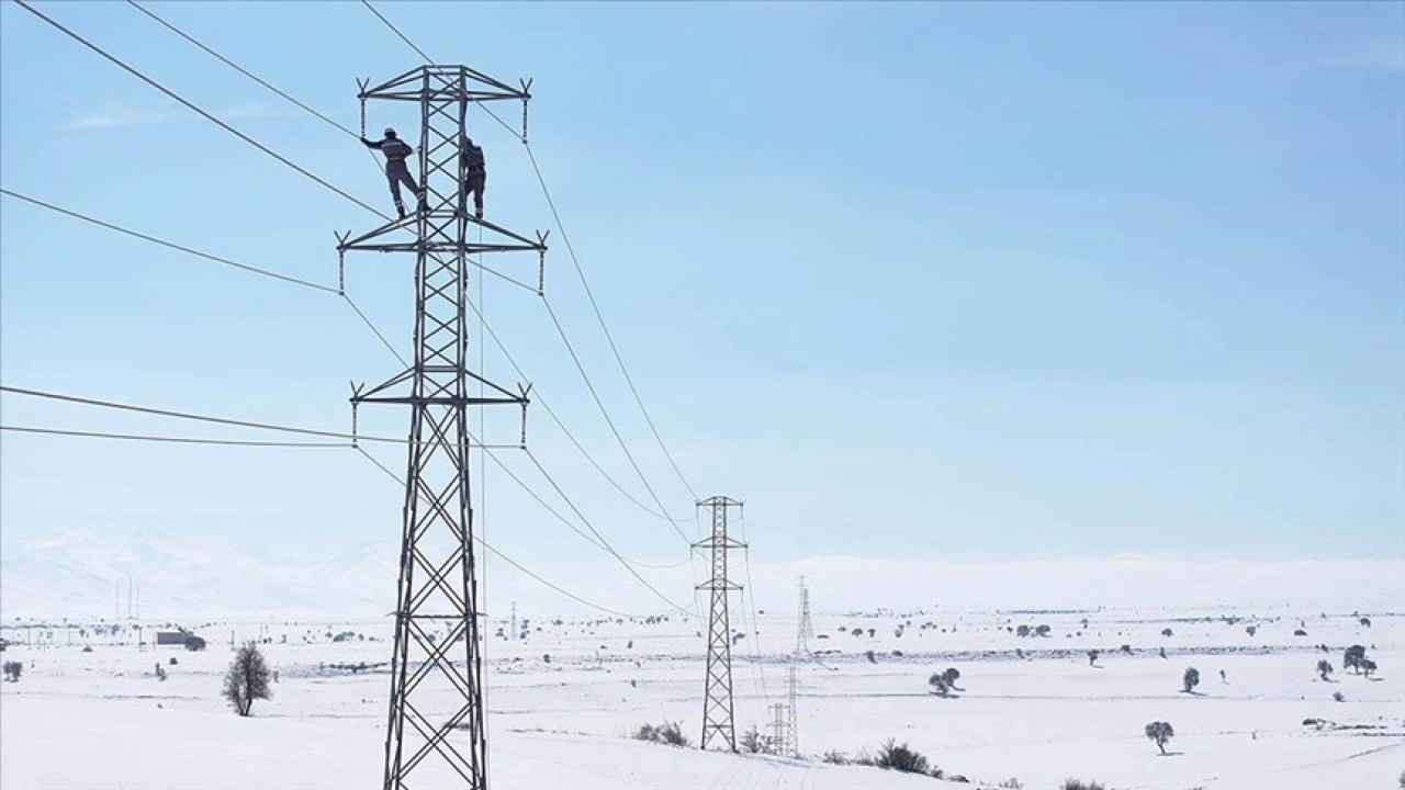 Elektrik arıza ekipleri kara kışta zorlu mesaide