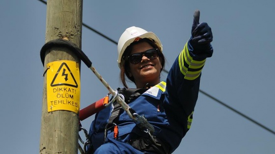 Elektrik direklerindeki arızayı 'Zahide Abla' gideriyor