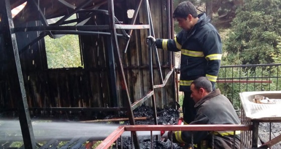 Elektrik kontağından çıkan yangın evi kullanılamaz hale getirdi