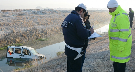 Elektrikli bisikletle çarpışan araç sulama kanalına uçtu: 2 kişi yaralandı