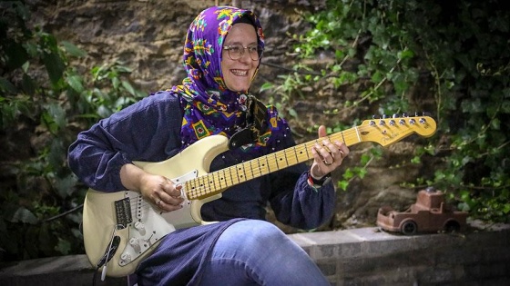 'Elektrogitar benim için farklı bir ifade aracı oldu'