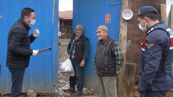 Ellerinde poşetlerle köy köy gezip 'hayır duası' alıyorlar