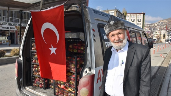 'Elmacı dede' 1700 kilometre yol kat ederek üs bölgelerindeki Mehmetçiğe elma götürdü