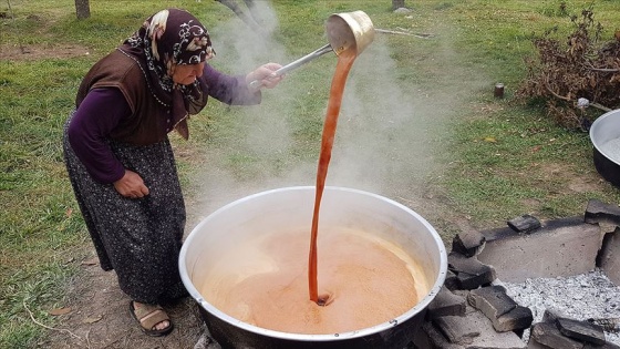 Elmalar binbir zahmetli işlemle pekmeze dönüşüyor