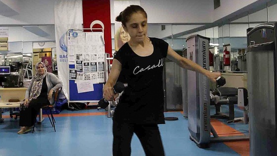 Emekleyerek geldiği spor salonundan yürüyerek çıktı