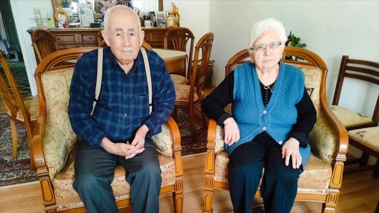 Emekli öğretmen çift 57 yıllık mutlu evlilikleriyle gençlere örnek oluyor