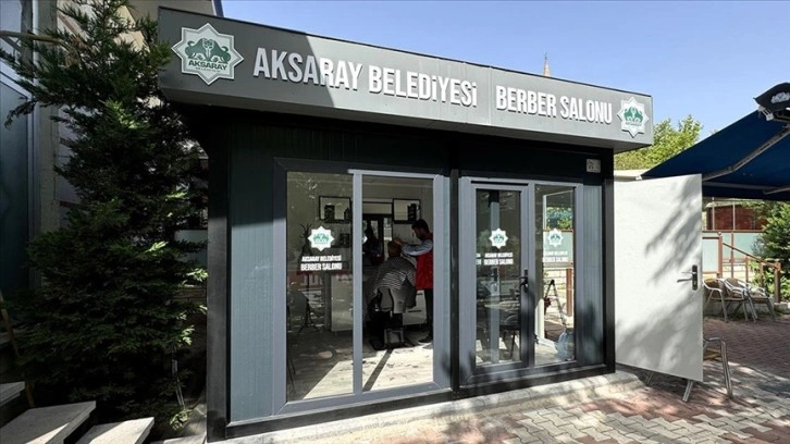 Emeklilere ücretsiz hizmet sunan berber salonunda bayram yoğunluğu yaşanıyor