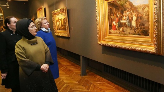 Emine Erdoğan Belarus Ulusal Sanat Müzesi'ni ziyaret etti