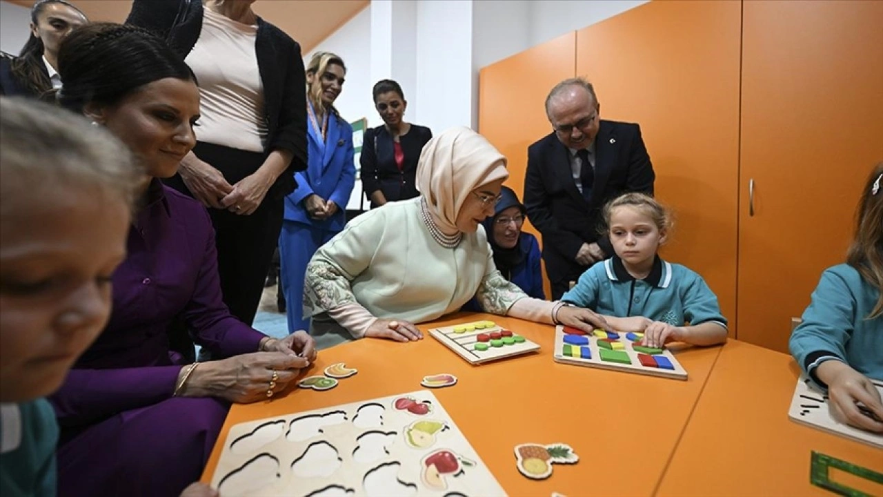 Emine Erdoğan, Belgrad'daki Türkiye Maarif Vakfının anaokulu öğrencileriyle bir araya geldi