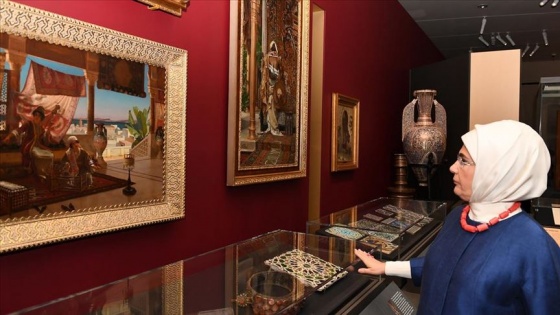 Emine Erdoğan, British Museum'da sergileri gezdi