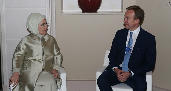 Emine Erdoğan Dünya Ekonomik Forumu Başkanı Brende ile görüştü