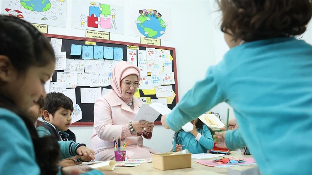 Emine Erdoğan, İslamabad'daki Pak-Türk Maarif Uluslararası Okullarını ziyaret etti