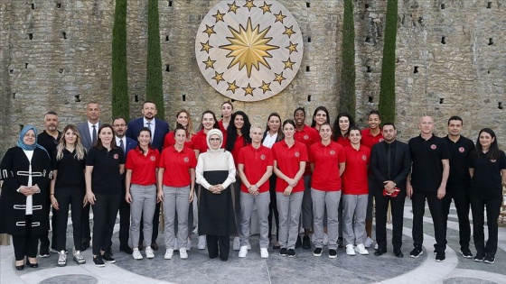 Emine Erdoğan kadın milli basketbolcularla buluştu