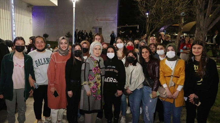 Emine Erdoğan, KYK yurdunda kız öğrencilerle birlikte orucunu açtı