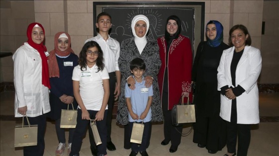 Emine Erdoğan, Maarif Vakfı Okulu öğrencilerini kabul etti