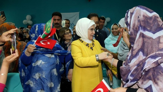 Emine Erdoğan, Moritanya'da Maarif Okulu'nu ziyaret etti