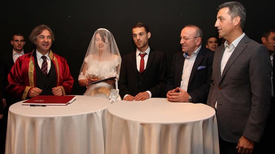 Empati uyandırmak için zifiri karanlıkta nikah