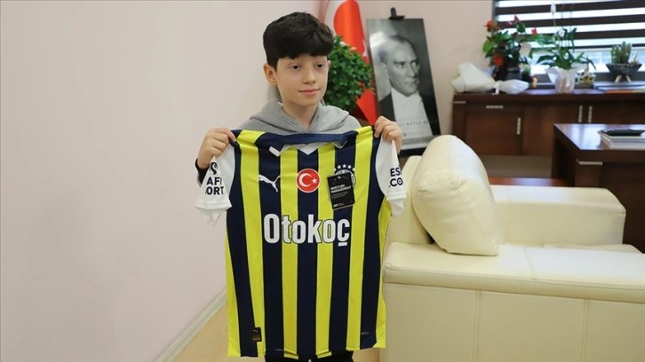 Emre Mor, lösemi tedavisi gören çocuğa forma gönderdi