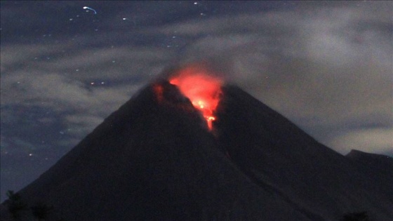 Endonezya'da Merapi Yanardağı'nda patlama