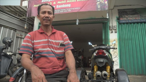Endonezya’da engelli tamirci modifiye motosikletleriyle engelleri kaldırıyor
