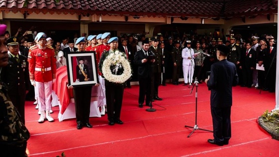 Endonezya'da eski devlet başkanı son yolculuğuna uğurlandı